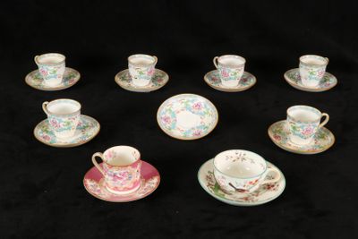 de nombreuses tasses et soucoupes posées sur une table noire