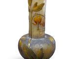 un vase en verre avec un motif floral