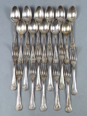 beaucoup de cuillères et de fourchettes en argent sur la table