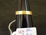 un anneau placé sur le goulot d'une bouteille de vin