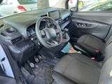 l'intérieur d'une petite voiture avec un volant et un tableau de bord