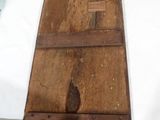 une petite boîte en bois ornée d'une croix