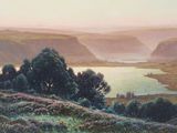 tableau représentant une vue sur une vallée avec un lac et des montagnes en arrière-plan