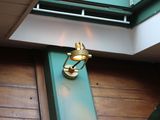 une lumière située sur le côté d'un immeuble