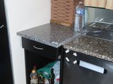 un réfrigérateur et un lave-vaisselle dans une petite cuisine