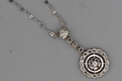 Collier en or gris orné d’un motif serti de diamants. P 3g