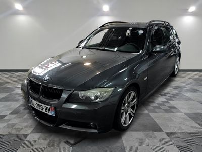 une photo d'un break BMW noir garé dans un garage