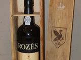 une bouteille de vin dans un coffret en bois sur une table