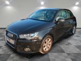 une image d'une voiture audi noire dans une salle d'exposition