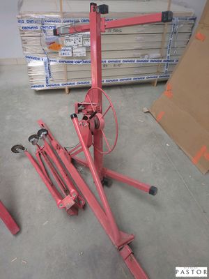 une photo d'une veste rouge posée sur une pile de cartons