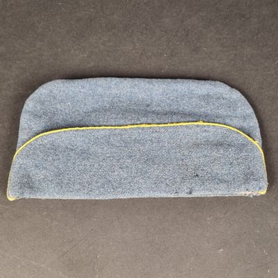 un gros plan d'un sac à main gris et jaune posé sur une surface marron