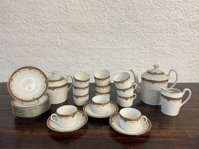 de nombreuses tasses et soucoupes posées sur une table en bois
