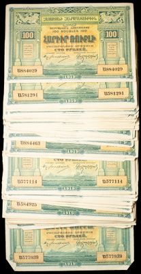 plusieurs liasses de billets de dix dollars empilées les unes sur les autres