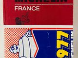 un gros plan sur un livre rouge orné d'un personnage de bande dessinée