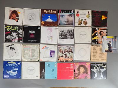 Il y a beaucoup de disques accrochés au mur dans cette pièce.