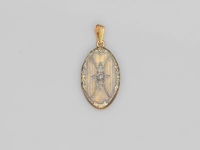 un pendentif en or sur lequel est représenté Jésus
