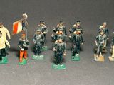 de nombreuses figurines représentant des hommes en uniforme militaire