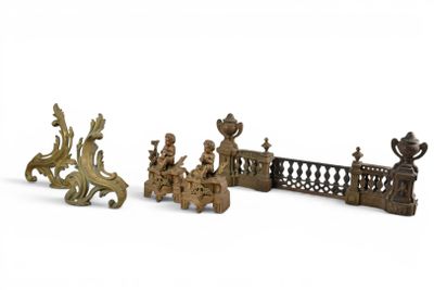 trois figurines en bronze représentant des personnes sur un pont et un oiseau