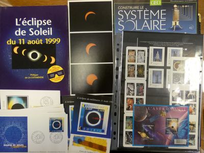 plusieurs livres exposés sur une table devant une fenêtre