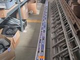 un train qui avance sur les rails dans un entrepôt
