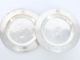 paire de plats plaqués argent sur fond blanc