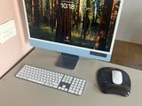un écran d'ordinateur posé sur un bureau, avec une souris et un clavier