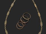 un collier en or composé de trois anneaux montés sur une chaîne