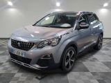 la voiture argentée est garée dans le garage sur un sol en damier
