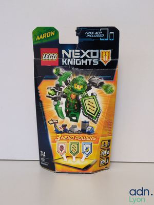 une boîte de Lego Nexo Knights posée sur une table