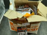 une boîte en carton contenant un certain nombre d'objets