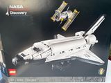 une boîte sur laquelle figure une maquette de navette spatiale