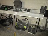 une table sur laquelle se trouvent un aspirateur et un sac