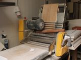 une image d'une machine en train de travailler le bois