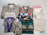 de nombreux vêtements de toutes sortes disposés sur une table