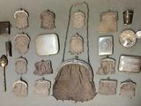 beaucoup de sacs à main accrochés au mur