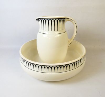 une tasse et une soucoupe blanches posées sur une table blanche