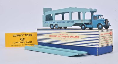 un petit bus bleu posé sur une boîte, avec une boîte jaune à côté
