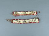 deux bracelets composés de perles rouges et blanches