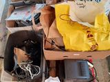 une boîte remplie d'appareils électroniques posée par terre
