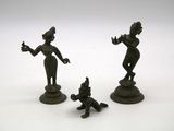 trois figurines en bronze représentant une femme et un enfant