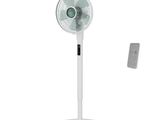 une photo d'un ventilateur sur pied blanc équipé d'une télécommande