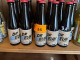 des étagères remplies de bouteilles de boissons de différents types et tailles