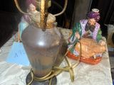 une lampe posée sur une table, à côté d'une figurine