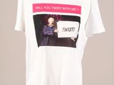 t-shirt blanc avec l'image d'un homme tenant une pancarte