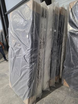 de nombreux matelas emballés et prêts à être expédiés