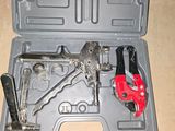 une boîte à outils contenant des outils, posée sur le sol