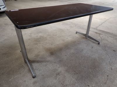 CASTELLI éditeur. Bureau plat à caisson, plateau rectangulai…