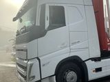 un camion blanc garé sur le bord de la route