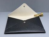 une enveloppe noire et blanche contenant une clé