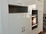 une cuisine équipée d'une cuisinière, d'un four et d'une table